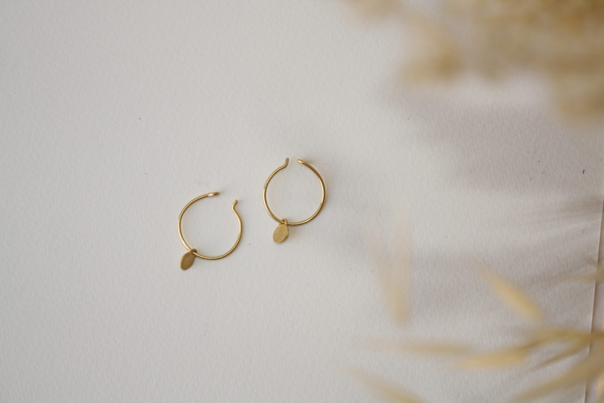 Mini aritos dorados con colgante