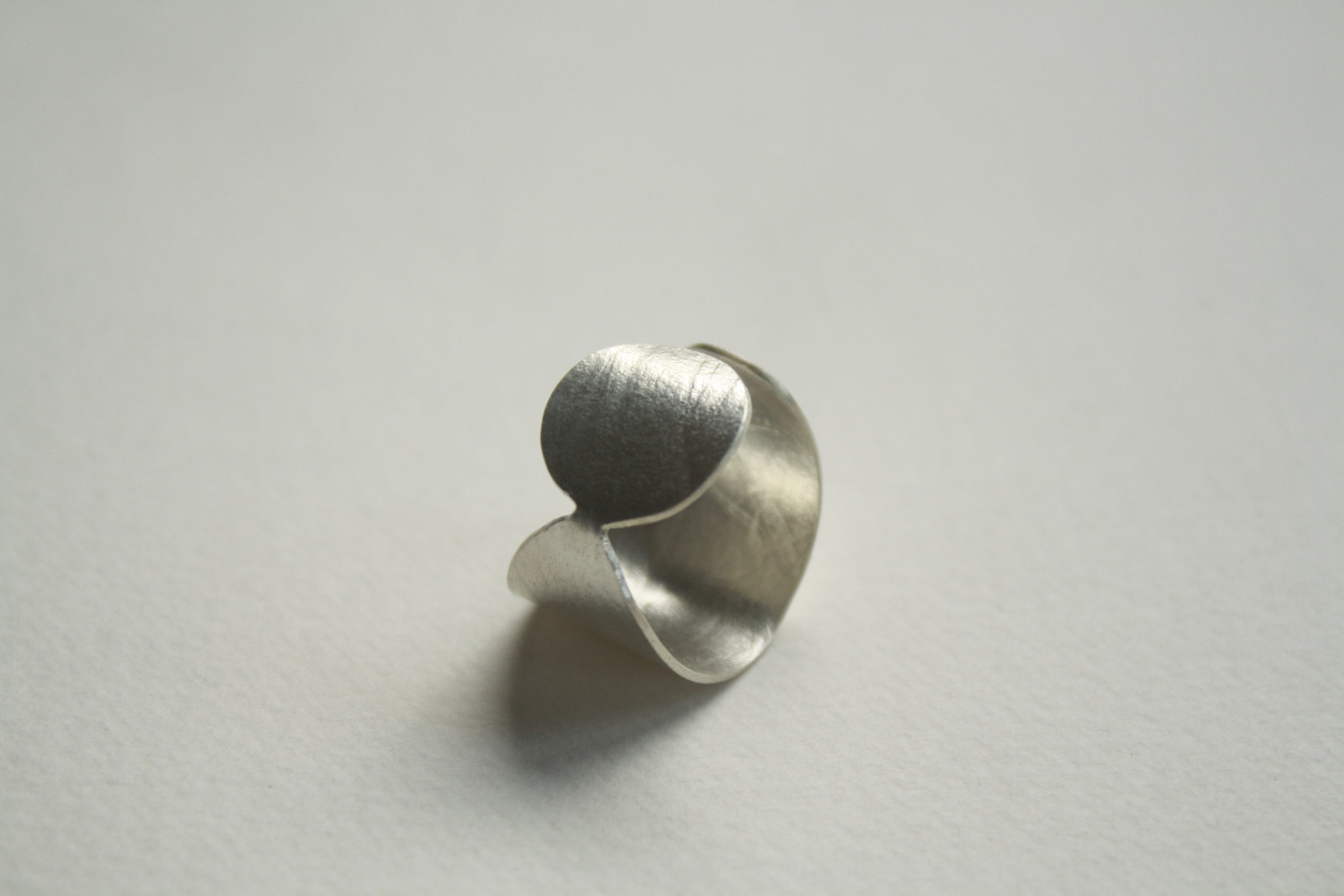 Anillo ajustable de plata con textura