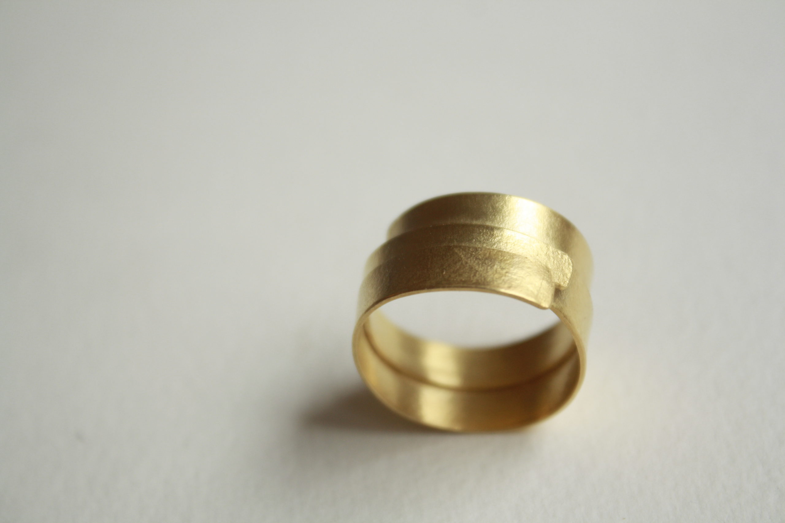 Anillo de tres vueltas de plata dorada