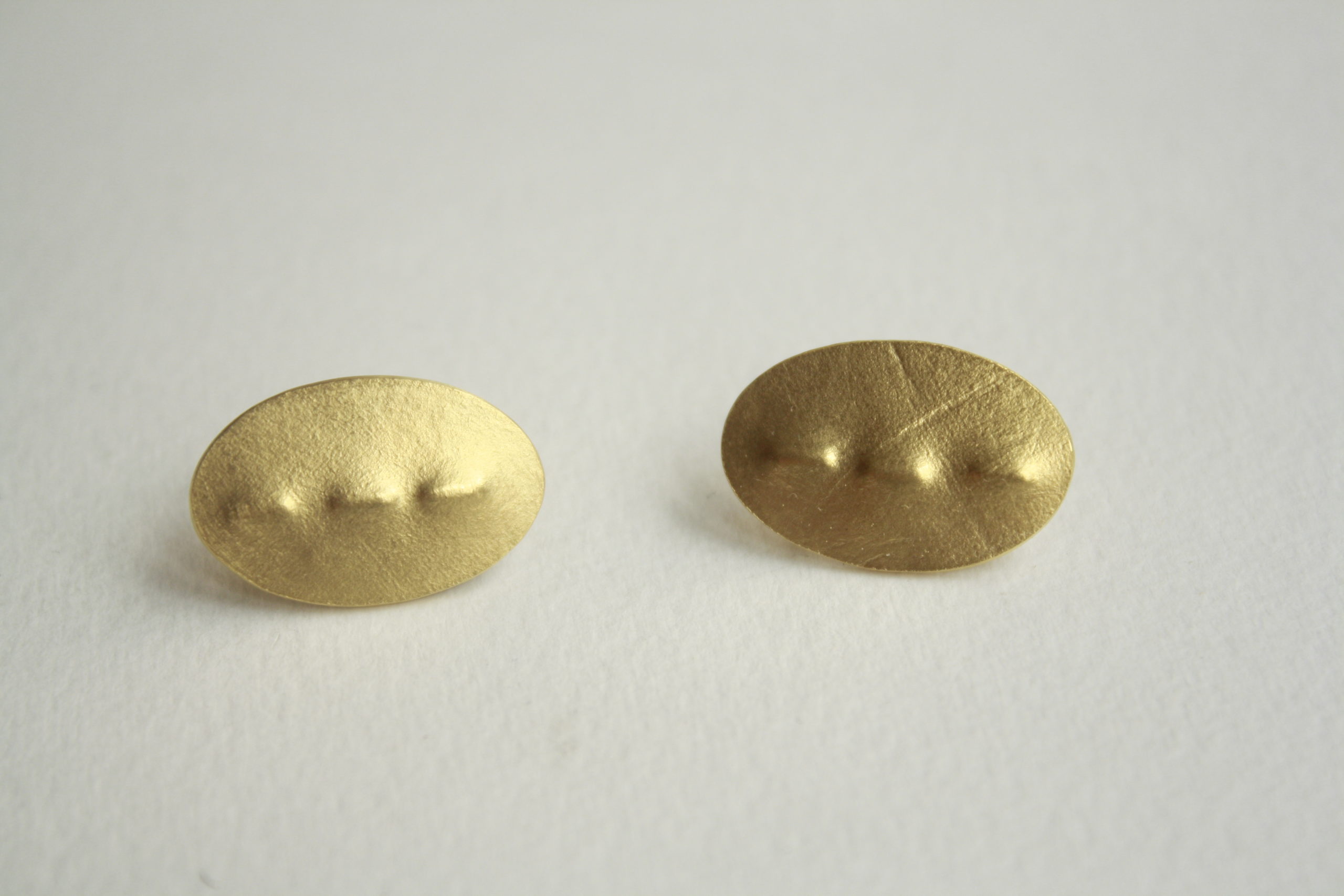 Pendientes elegantes de plata dorados con textura