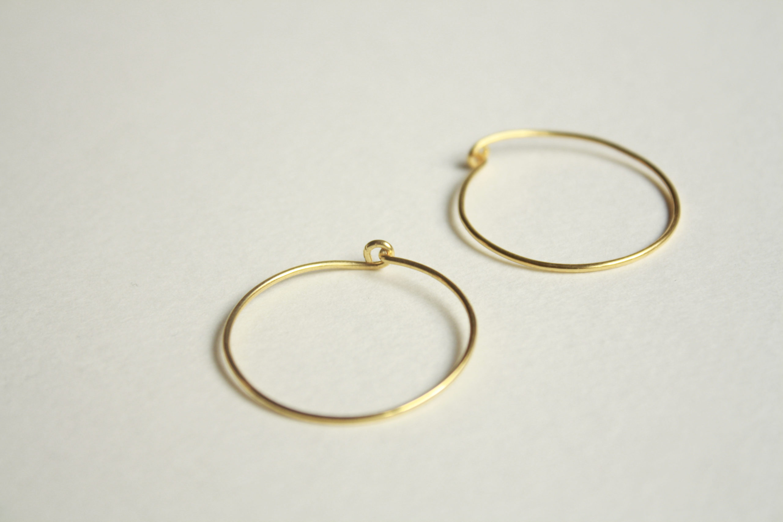 Aros minimal finos de plata dorados