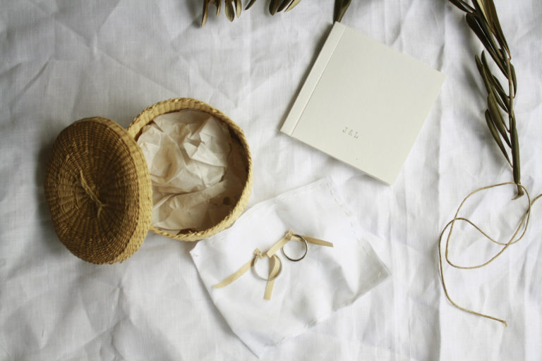 Delicado packaging para alianzas de boda con lino y mimbre