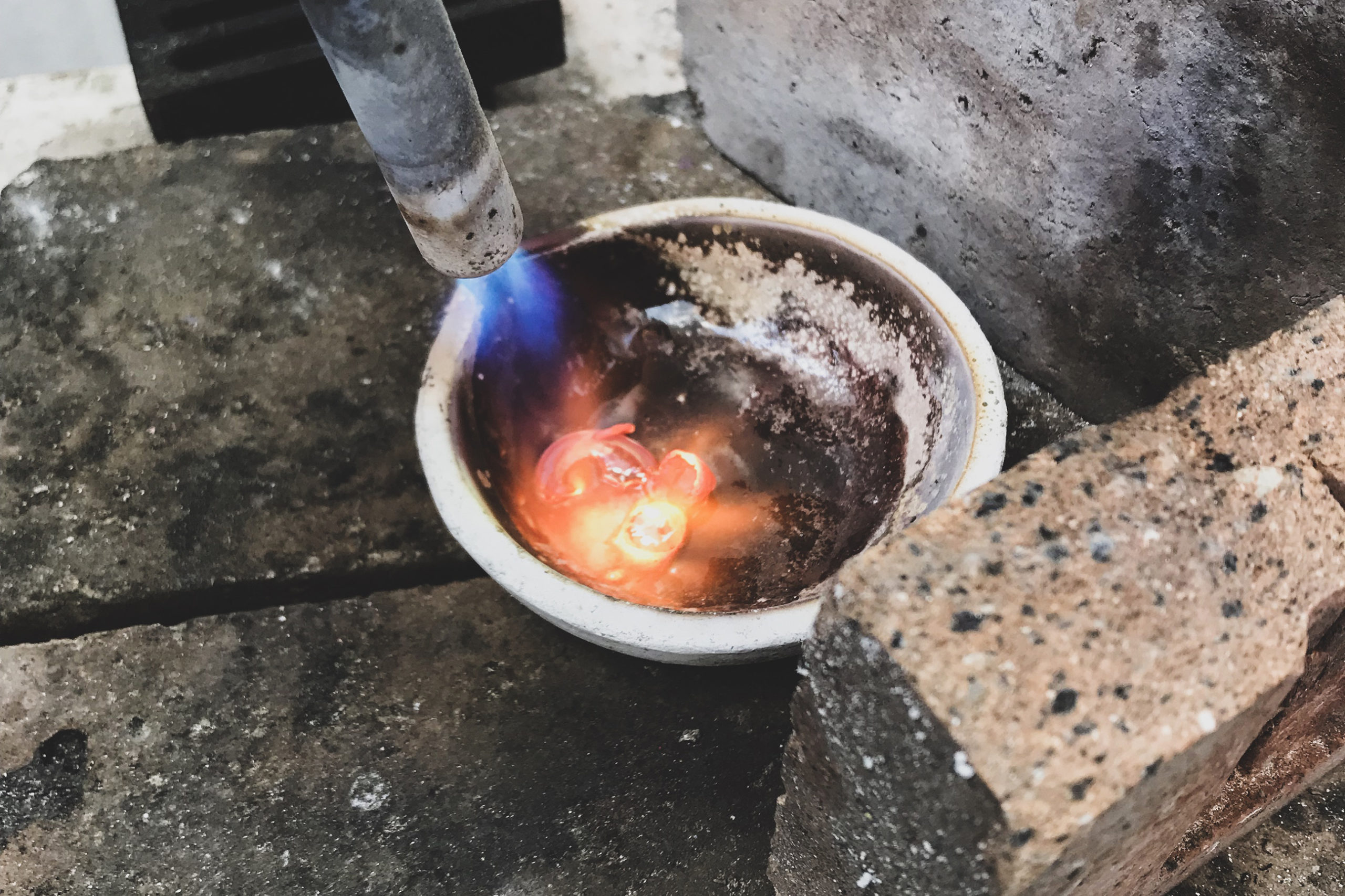 Fundición de metal en un crisol