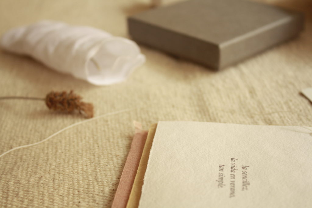 packaging-elegante-plantas-aromaticas-joyas-artesanales