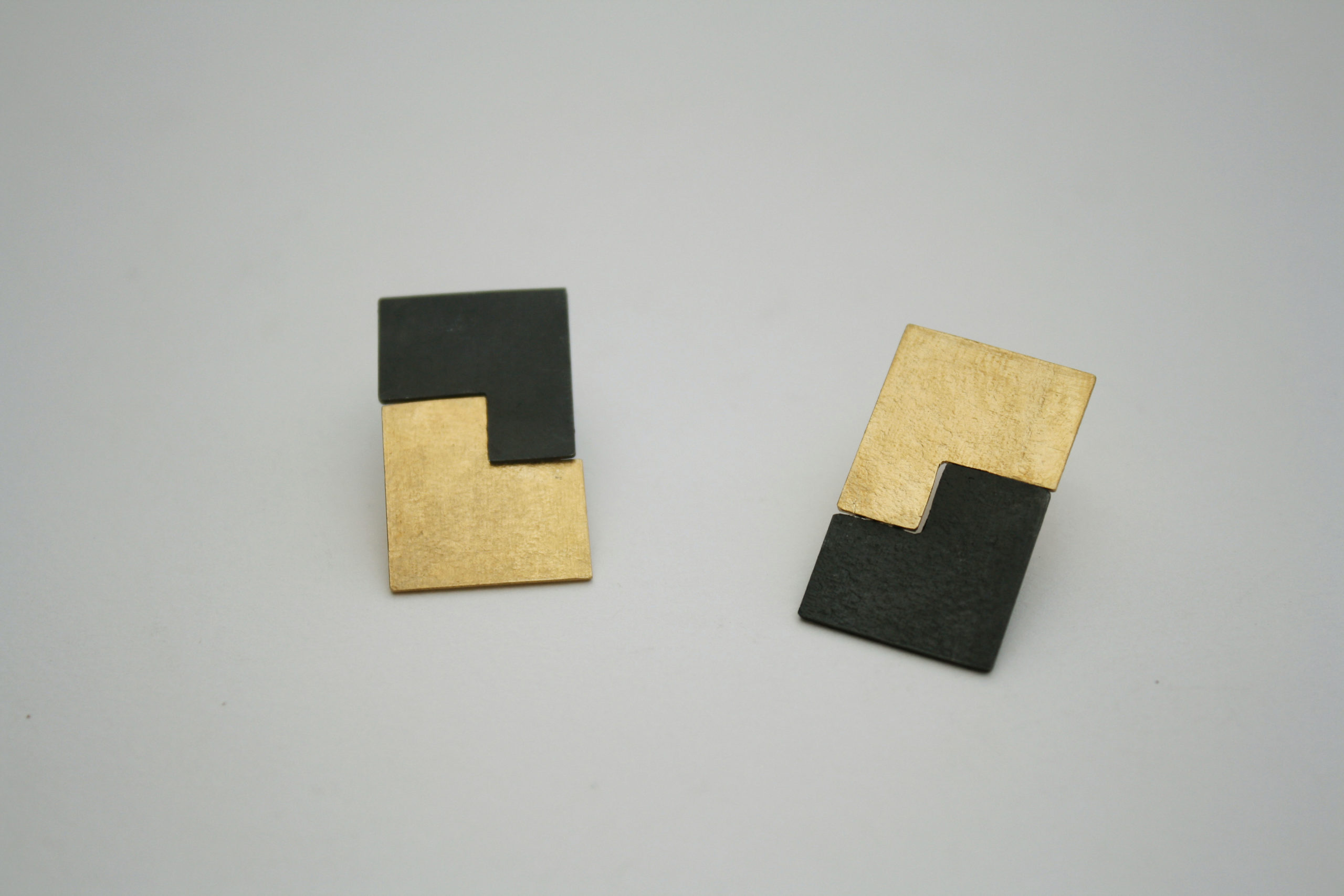 Elegantes pendientes de plata oxidada y oro