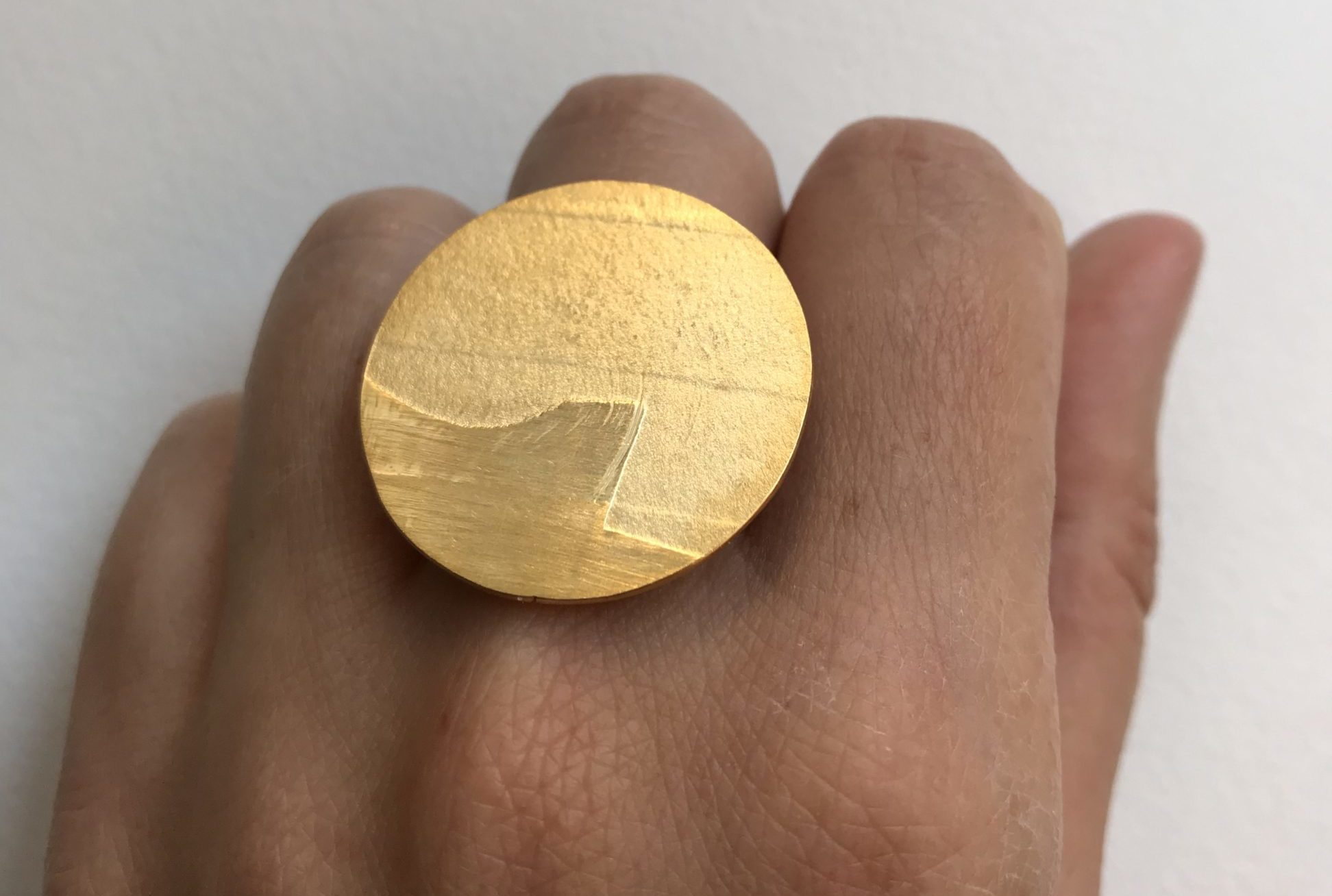 Anillo círculo grande dorado