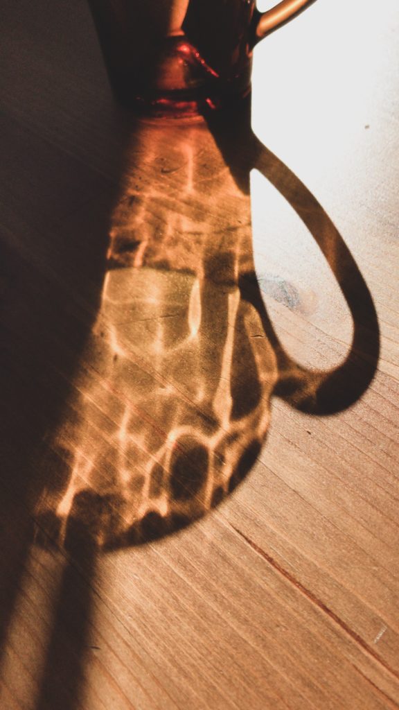 Reflejo naranja de una taza