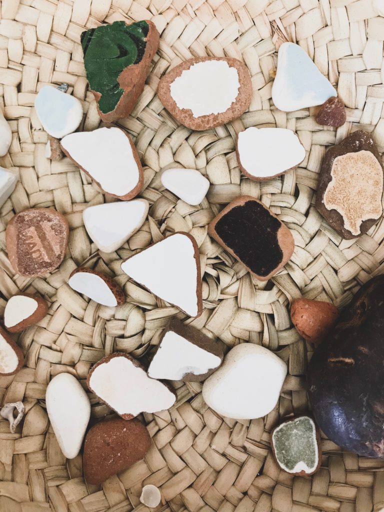 Trozos de cerámica encontrados en la playa