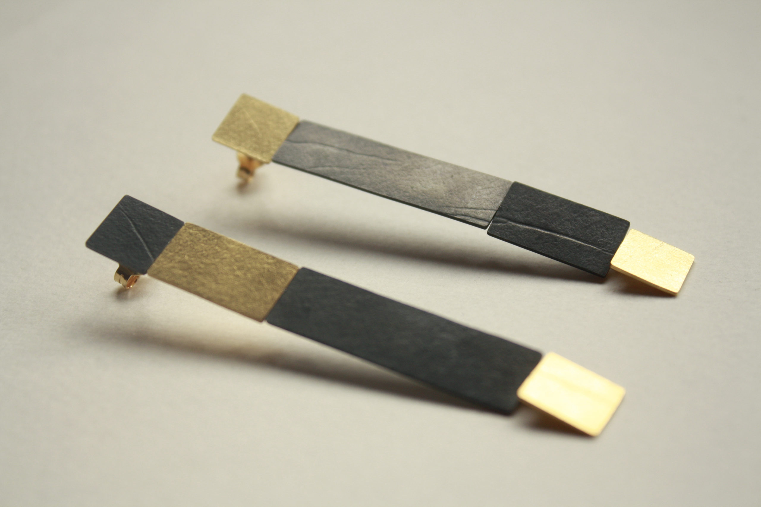 Pendientes elegantes y largos articulados