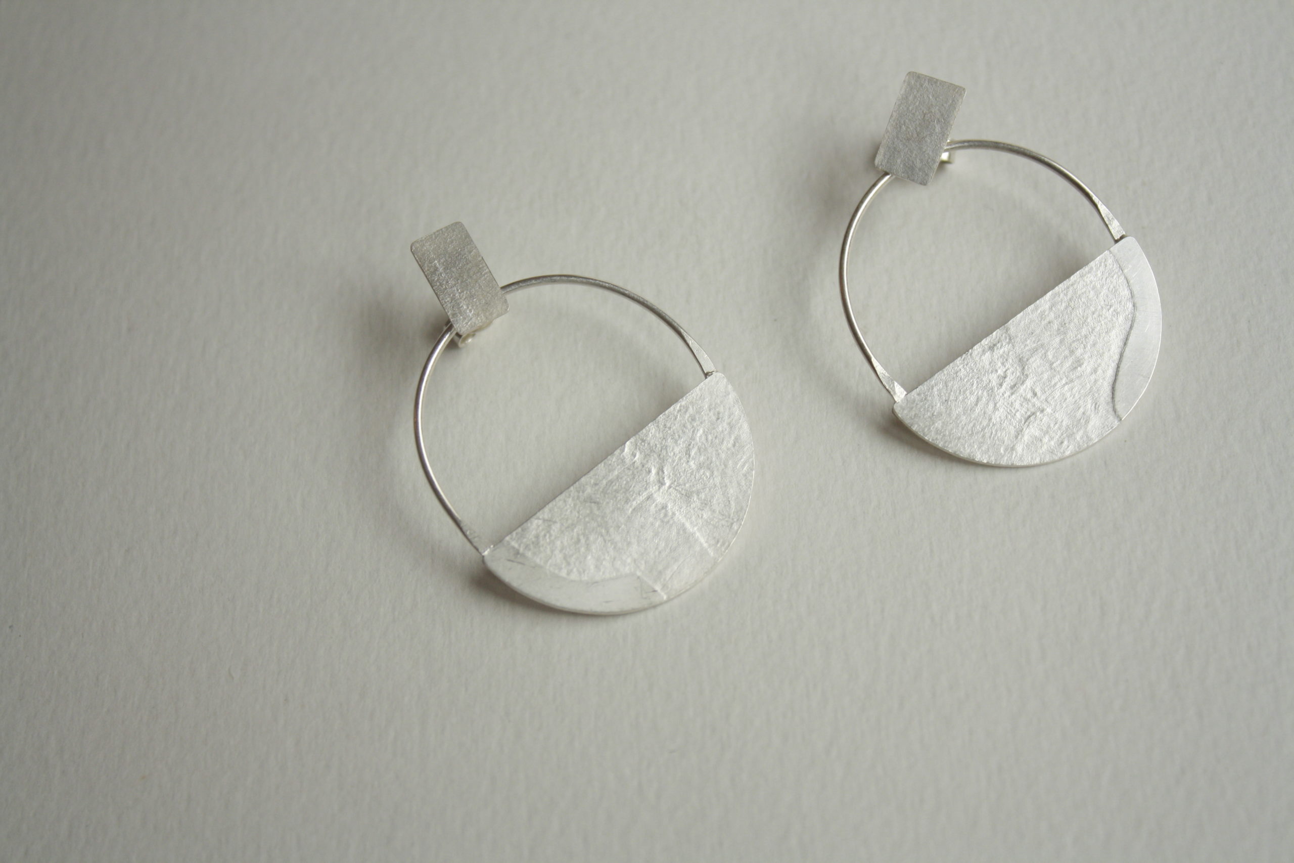 Pendientes semicírculos de plata con textura