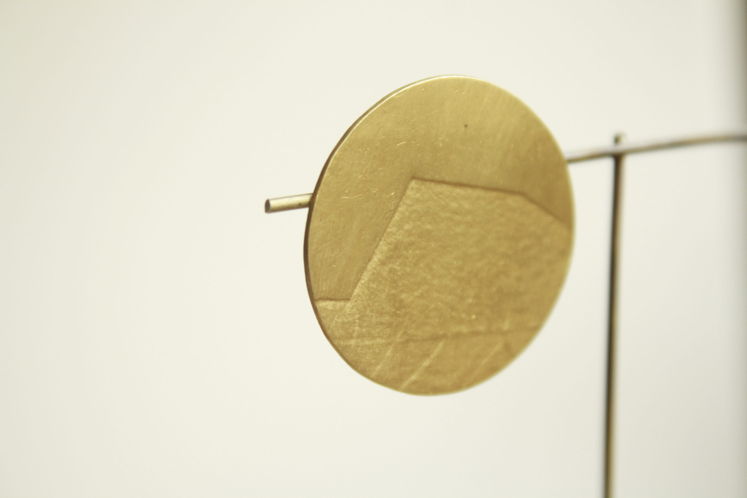 Pendientes de botón circulares hechos en plata bañada de oro