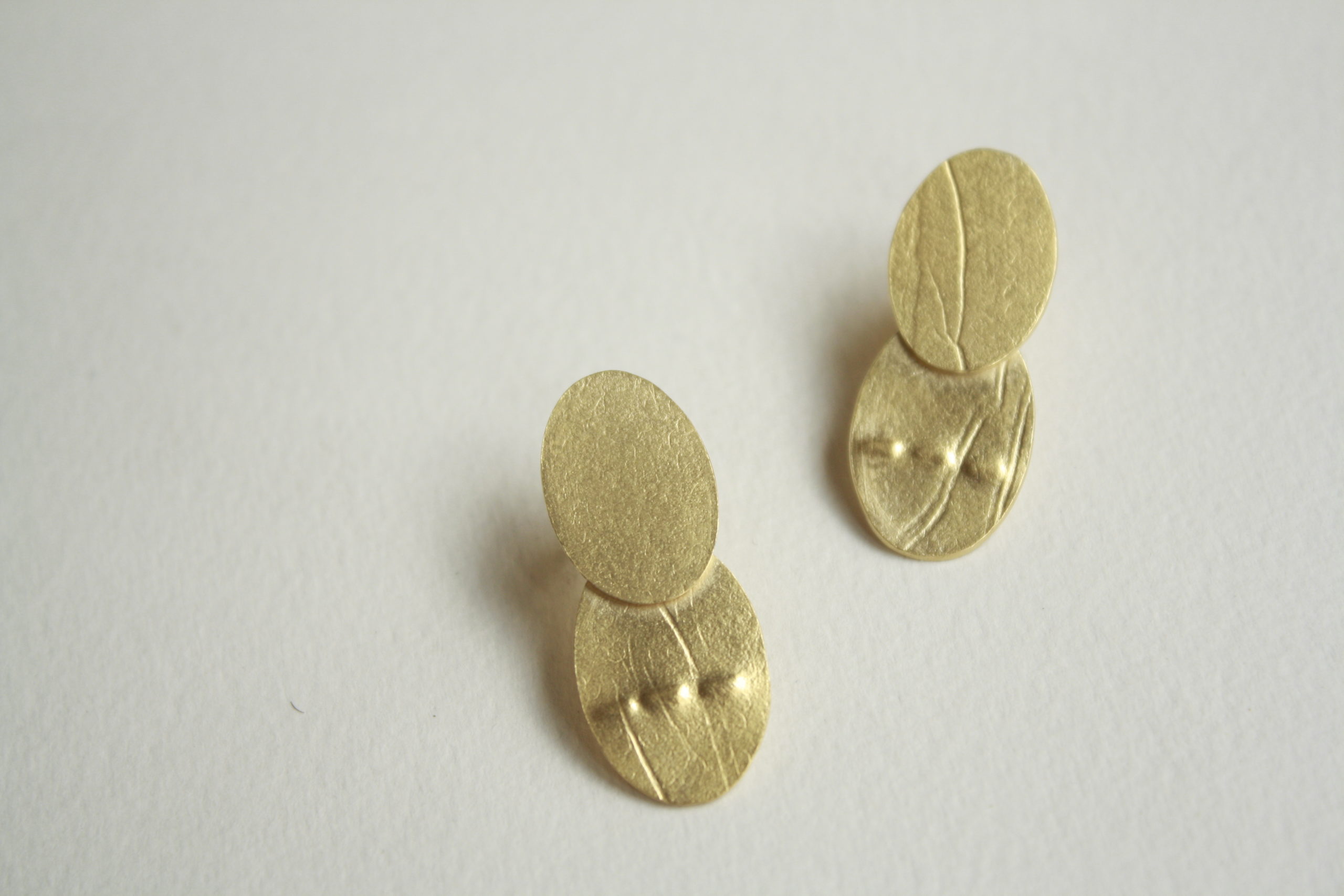 Pendientes con dos óvalos de plata dorados texturizados