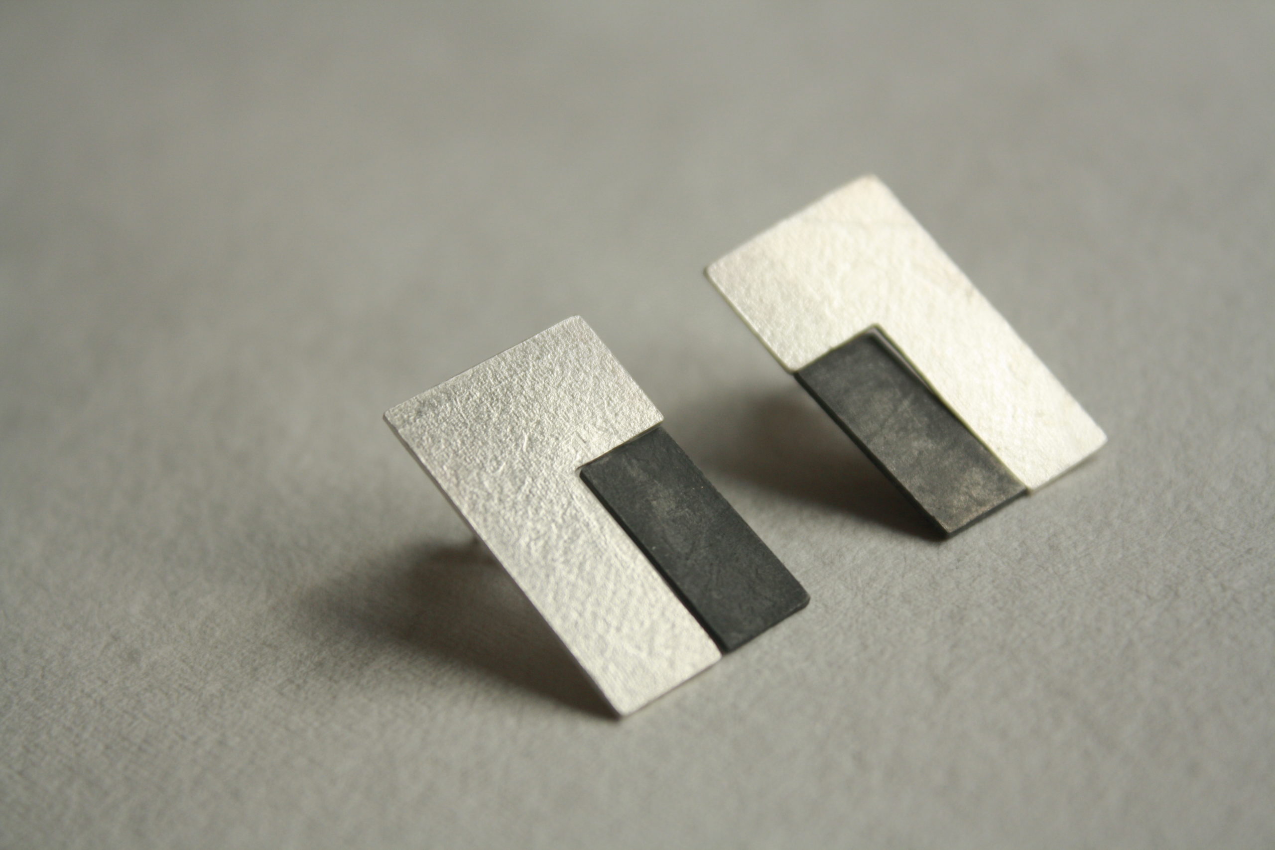 Pendientes rectangulares de plata con movimiento artesanales