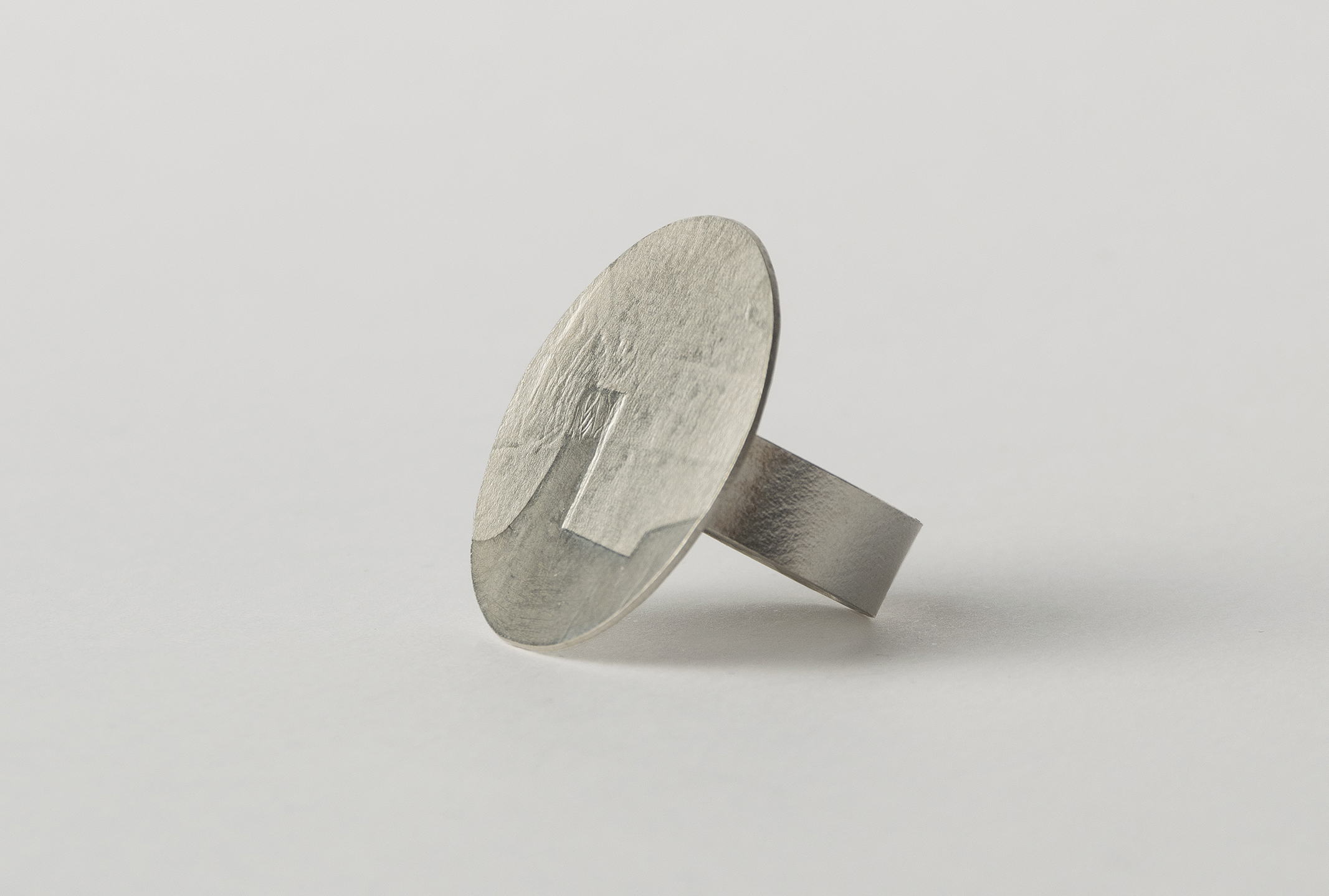 Anillo circular de plata grande