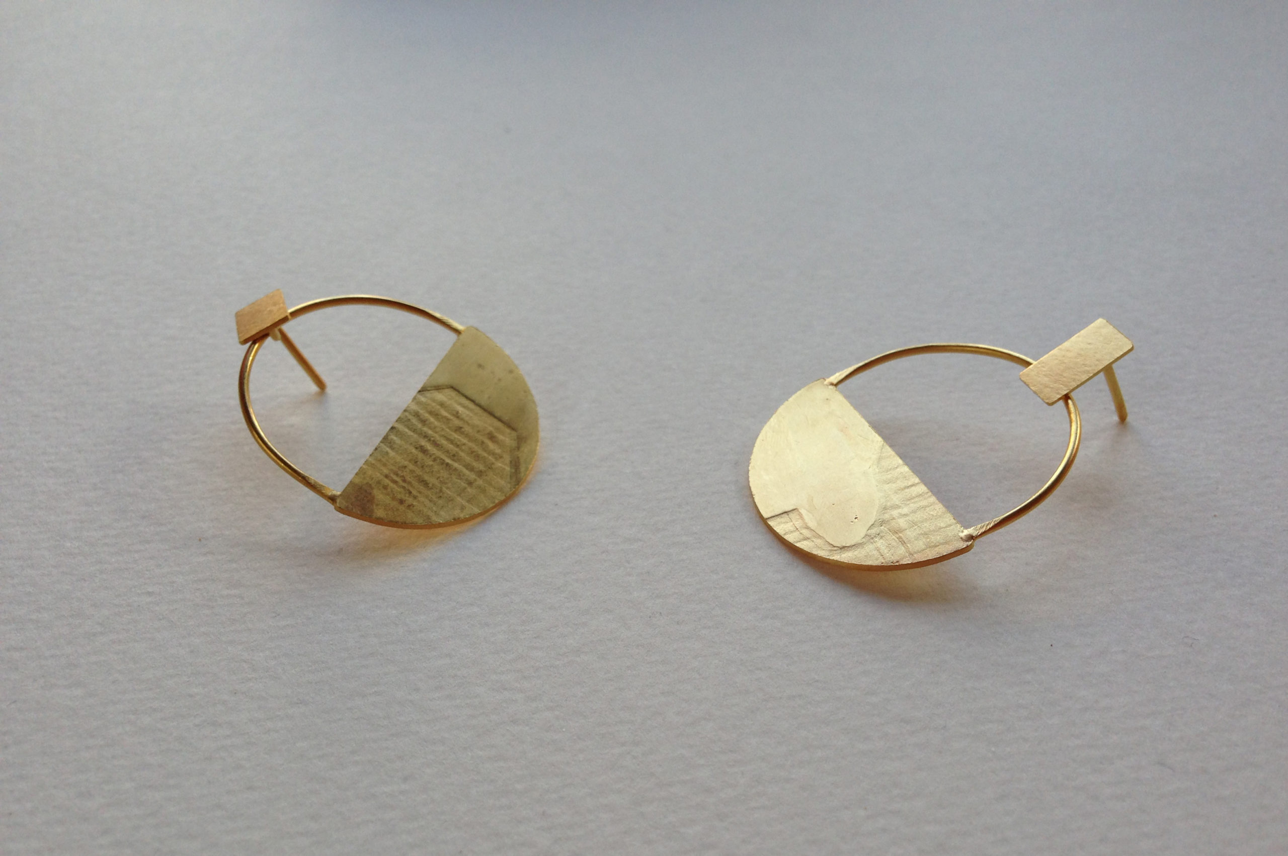 Pendientes media luna de plata con baño de oro