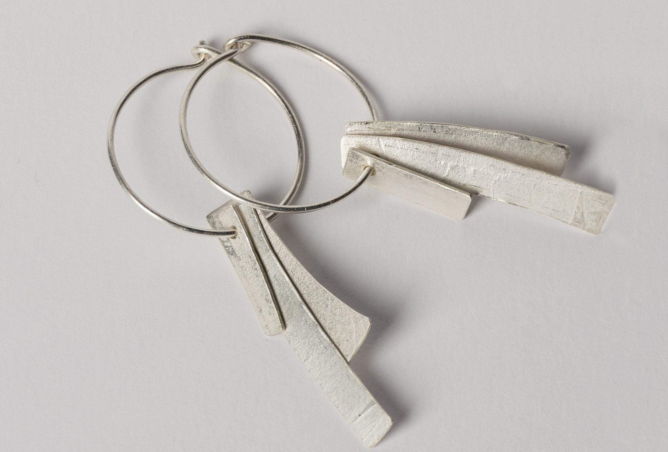 Aros de plata con piezas colgantes