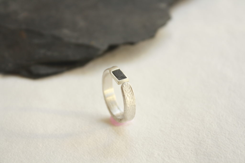 Anillo d eplata hecho con la técnica de hueso de sepia jíbia