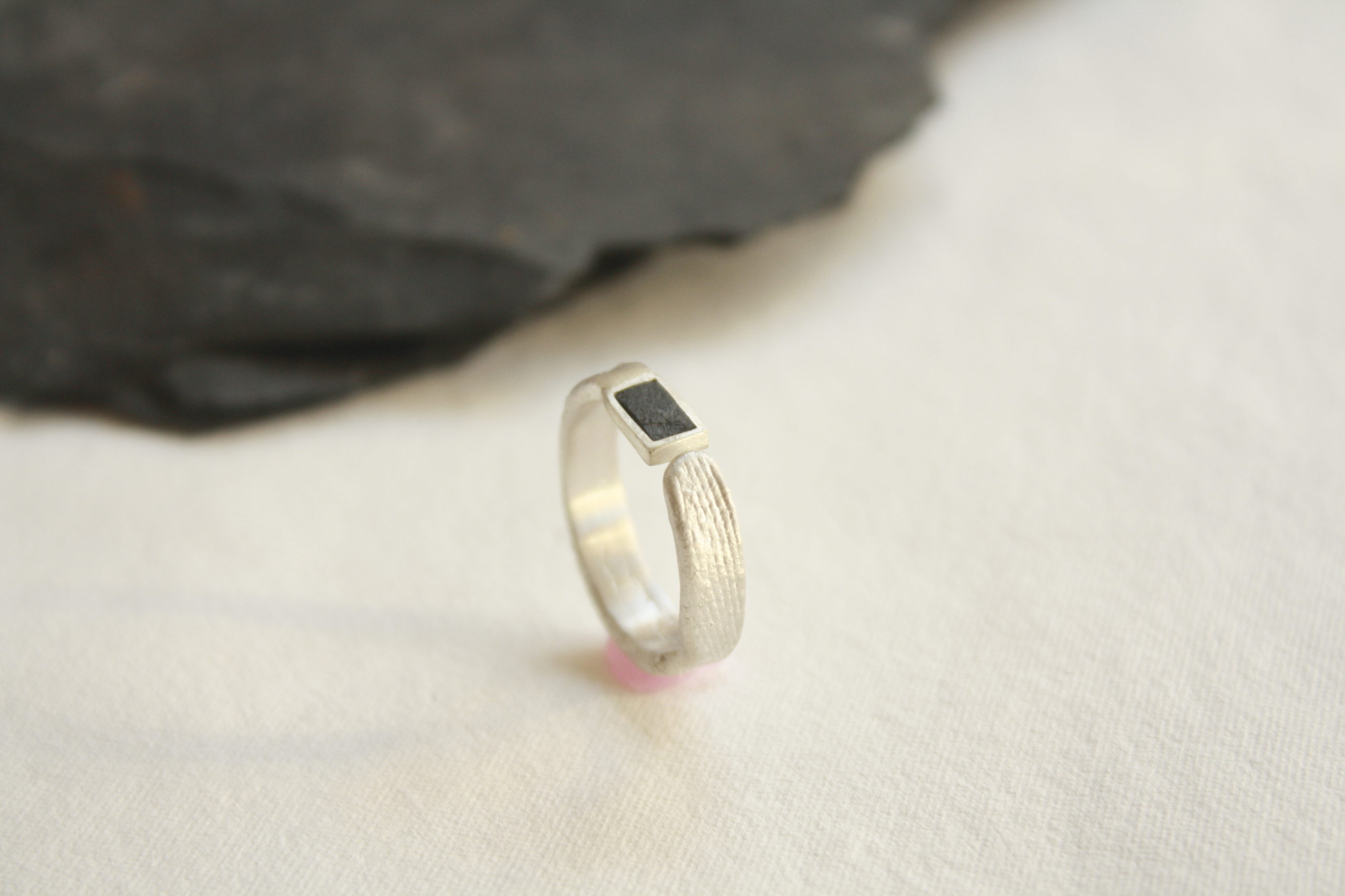 Anillo d eplata hecho con la técnica de hueso de sepia jíbia