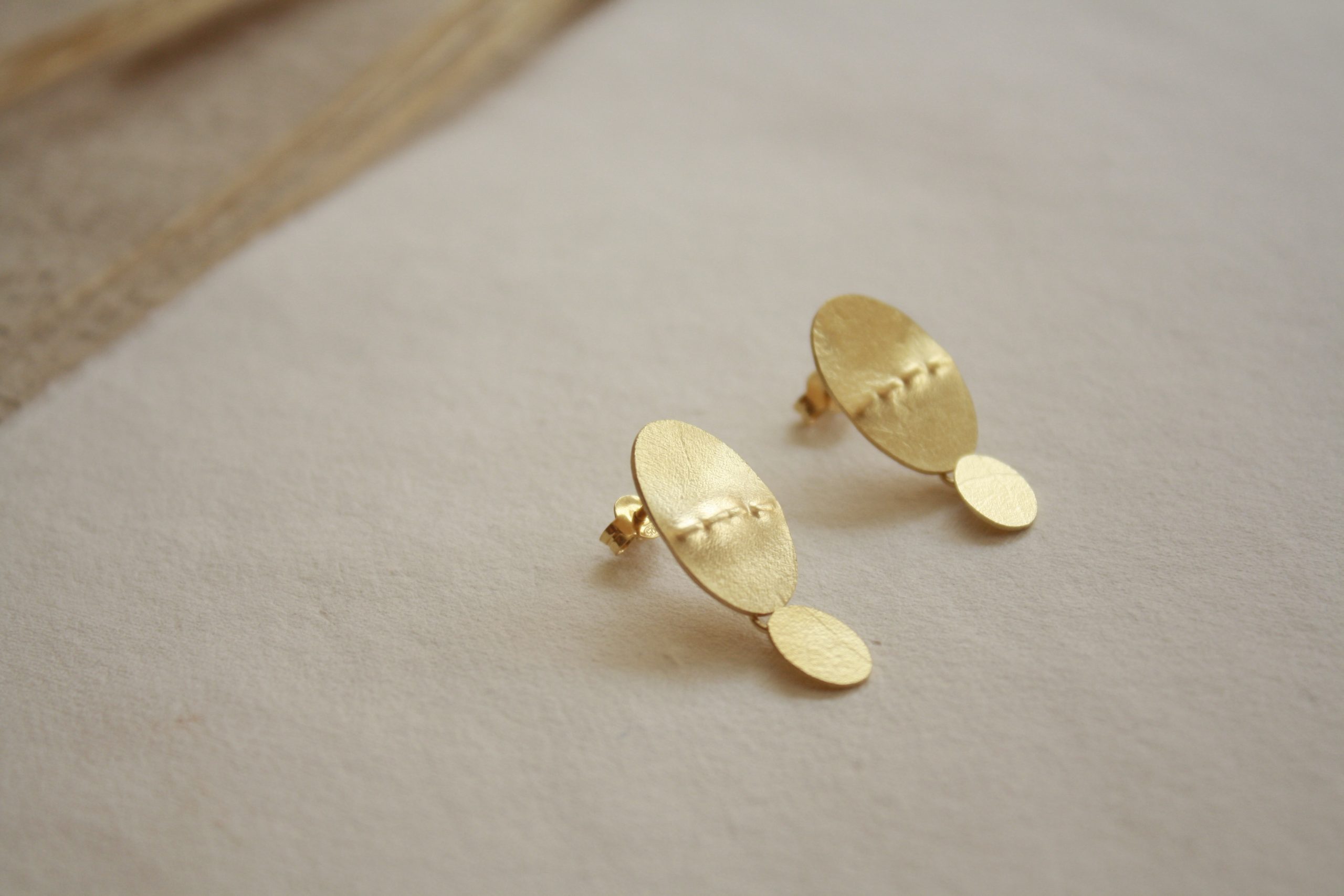 PENDIENTES TANIT MOVIMIENTO DORADOS