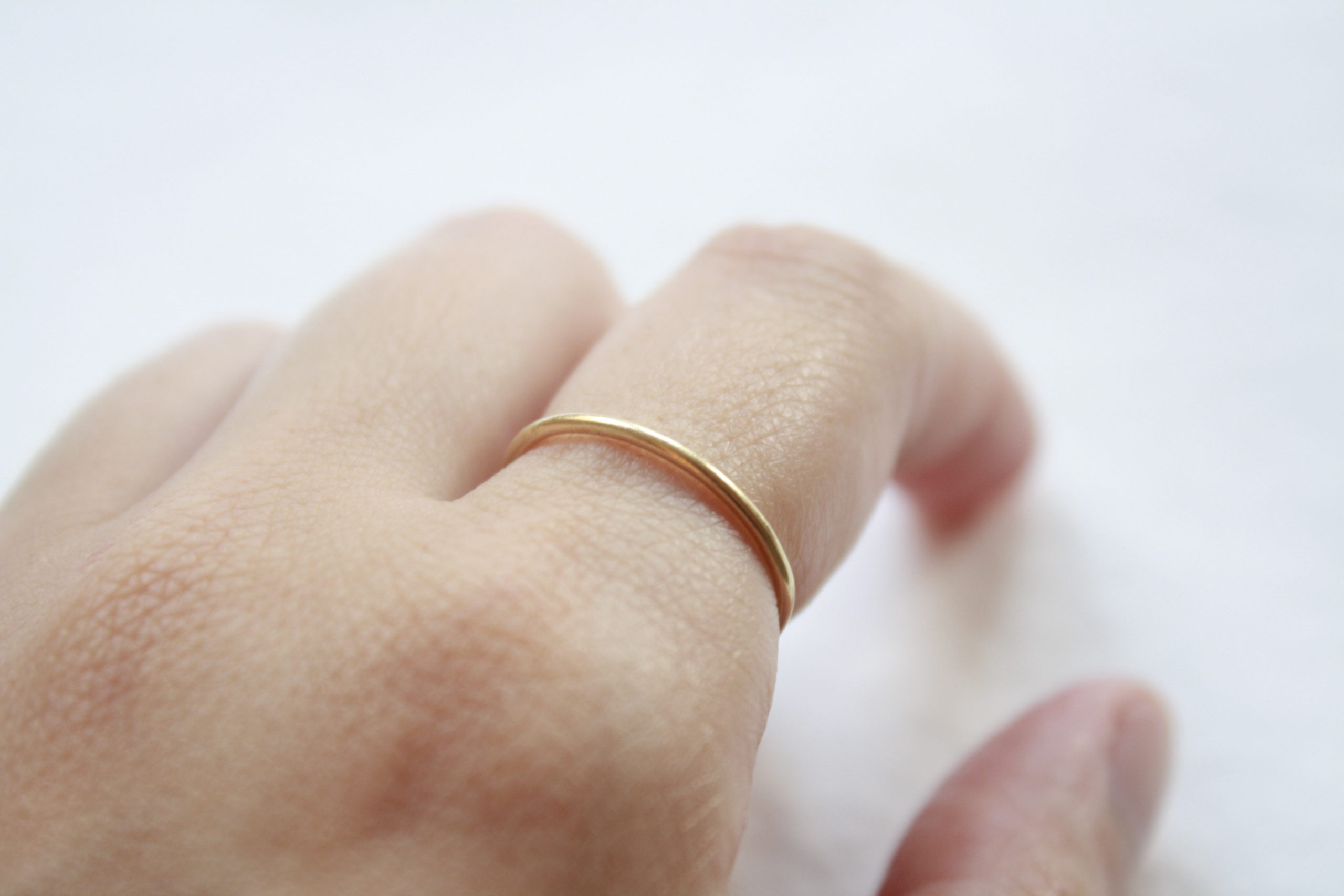 Anillo simple y elegante fino de oro 18k