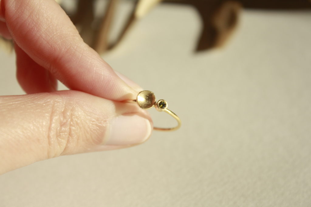 Anillo dorado con cuenco y piedra verde