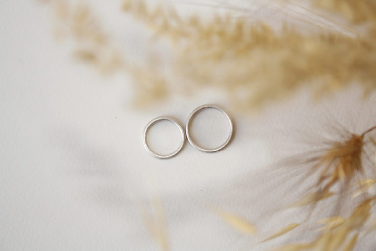 Alianzas artesanales de oro blanco