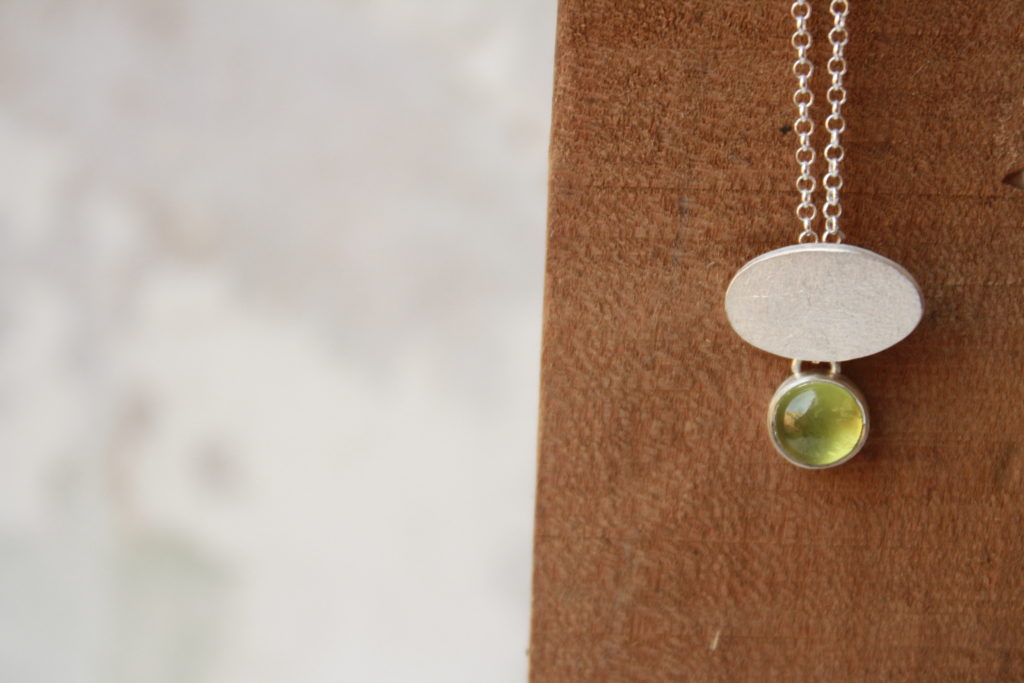 Colgante de plata con piedra verde