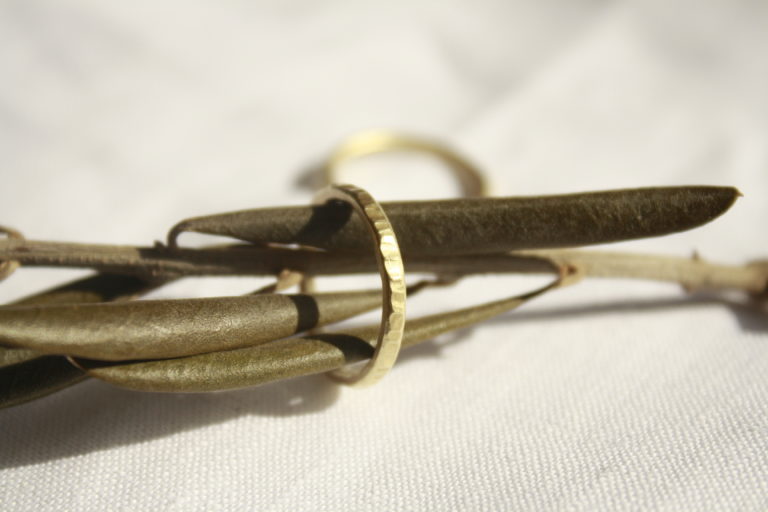 Anillo de oro con textura