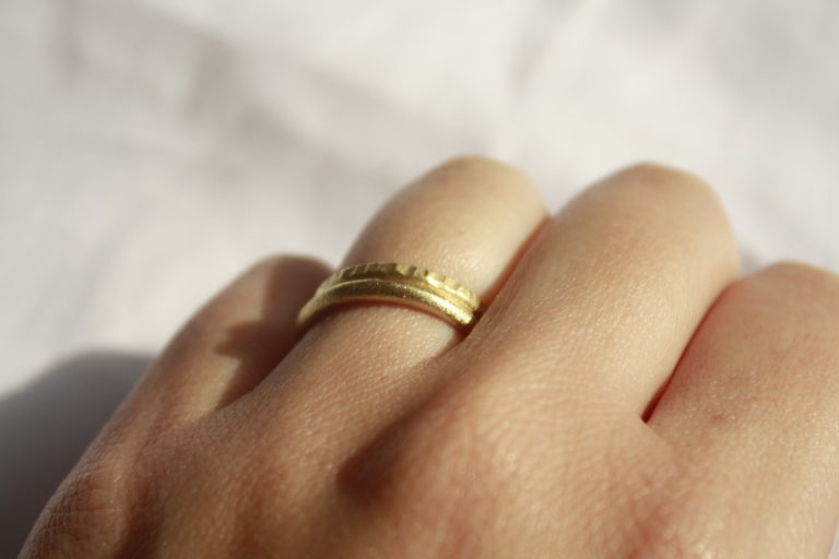 Alianzas de oro con textura para boda