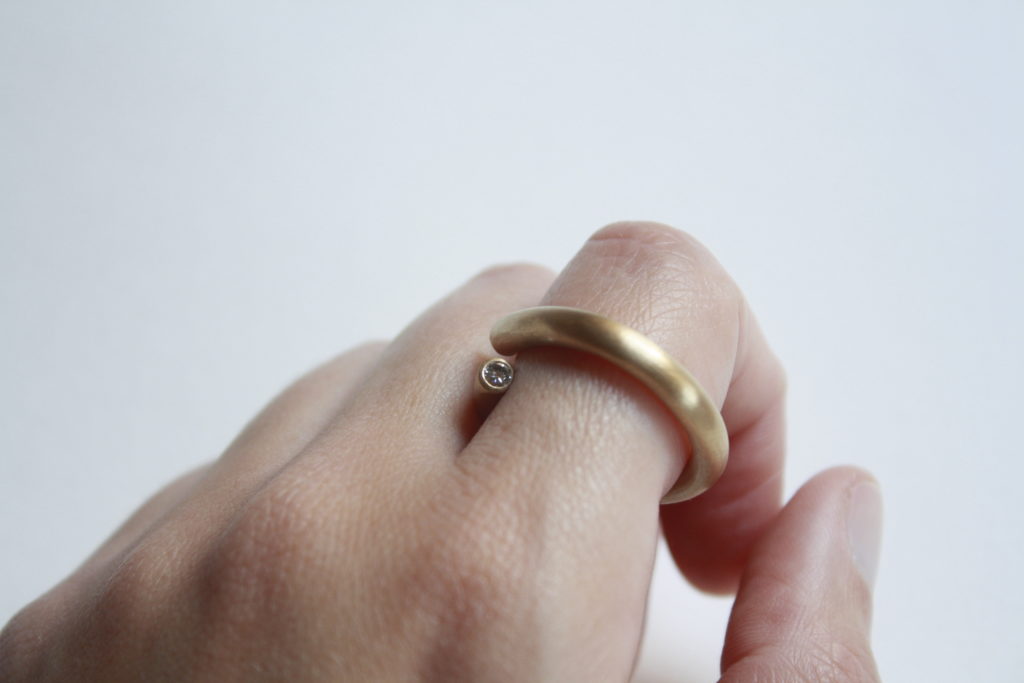 Anillo de tubo de oro y diamantes