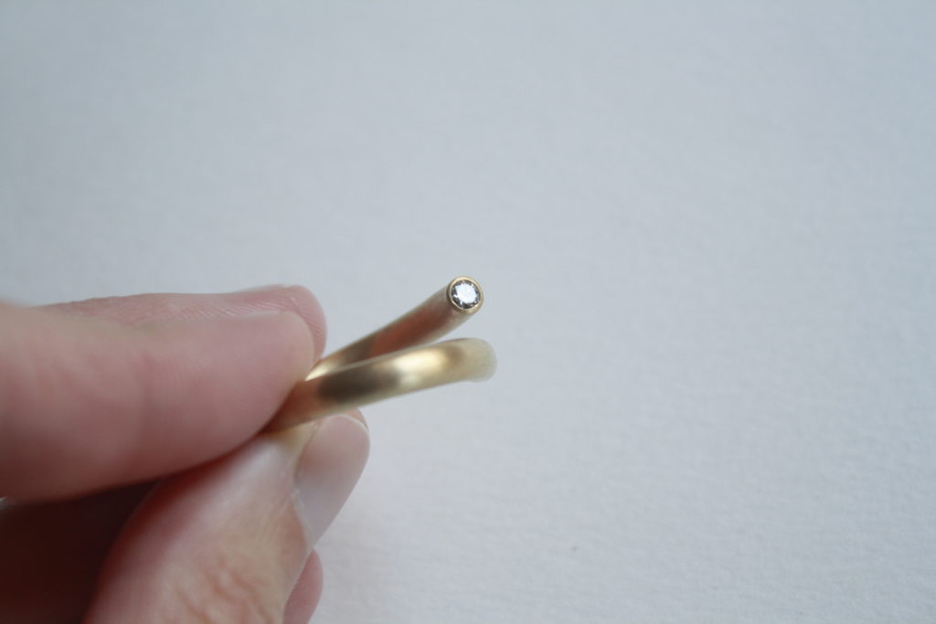 Anillo de oro y diamantes brillantes