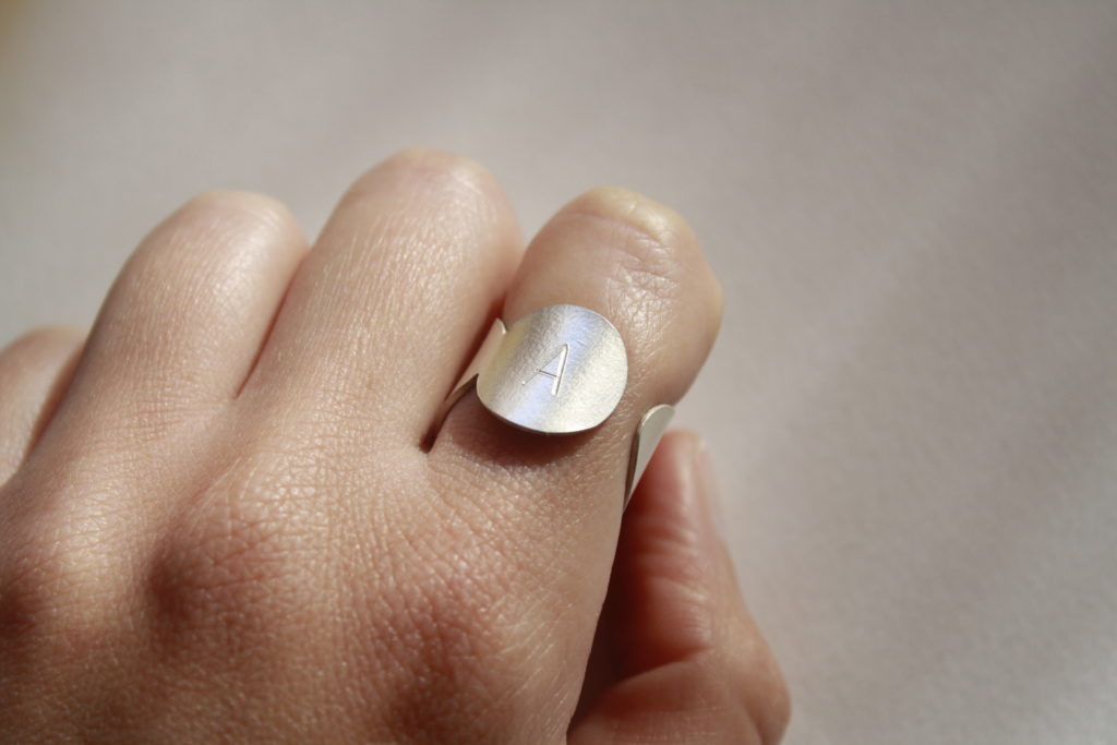 Anillo con inicial de plata