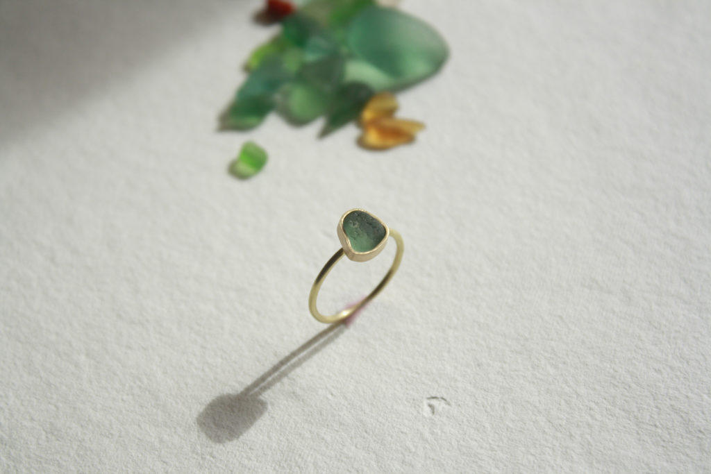 Anillo de oro con vidrio de playa