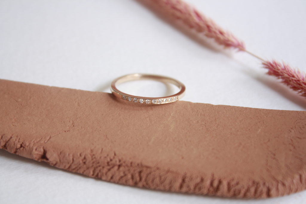 Anillo oro rosa minimal y diamantes