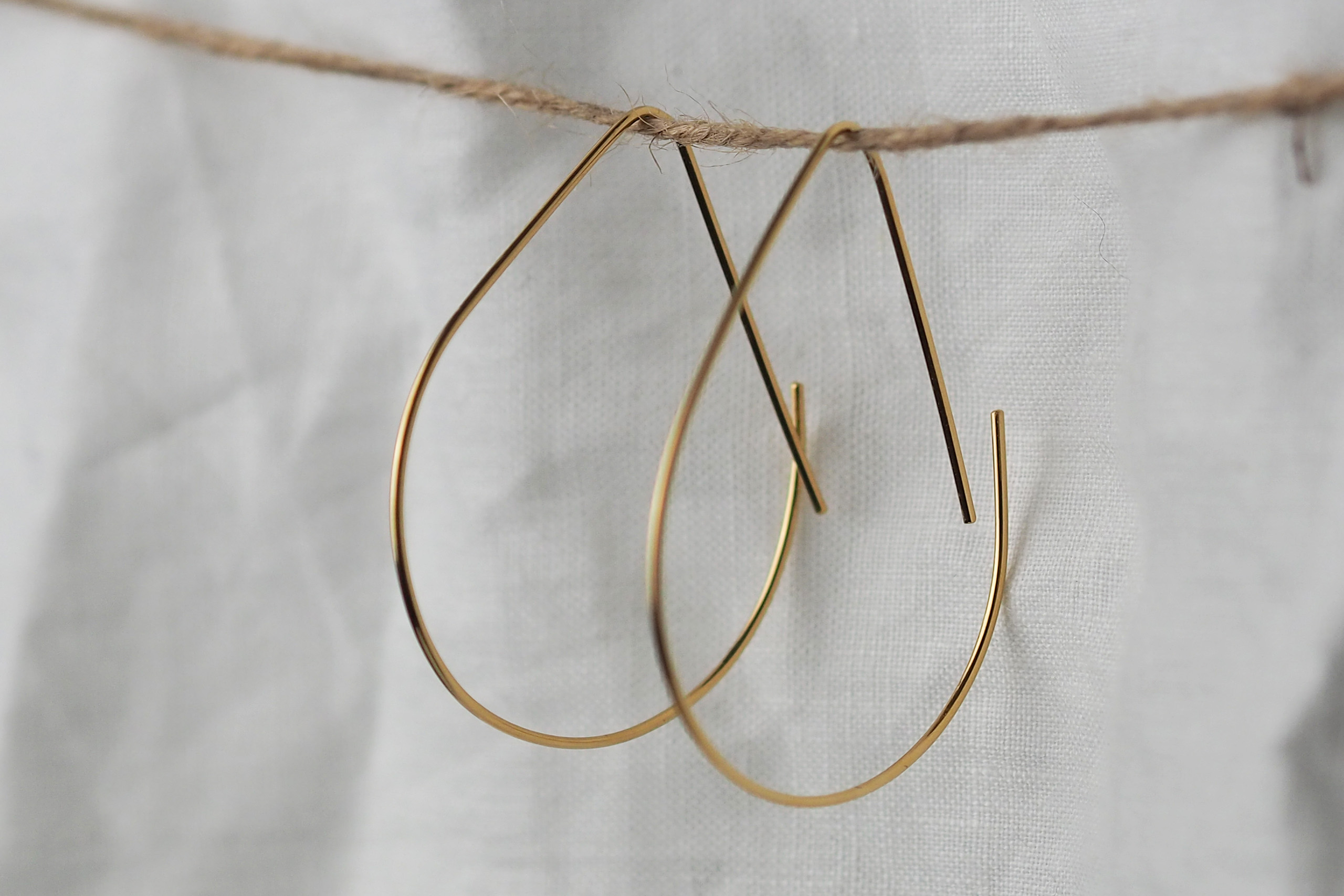 Pendientes aros dorados en forma de gota