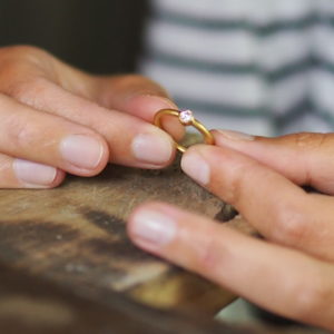 Anillo de compromiso hecho artesanalmente
