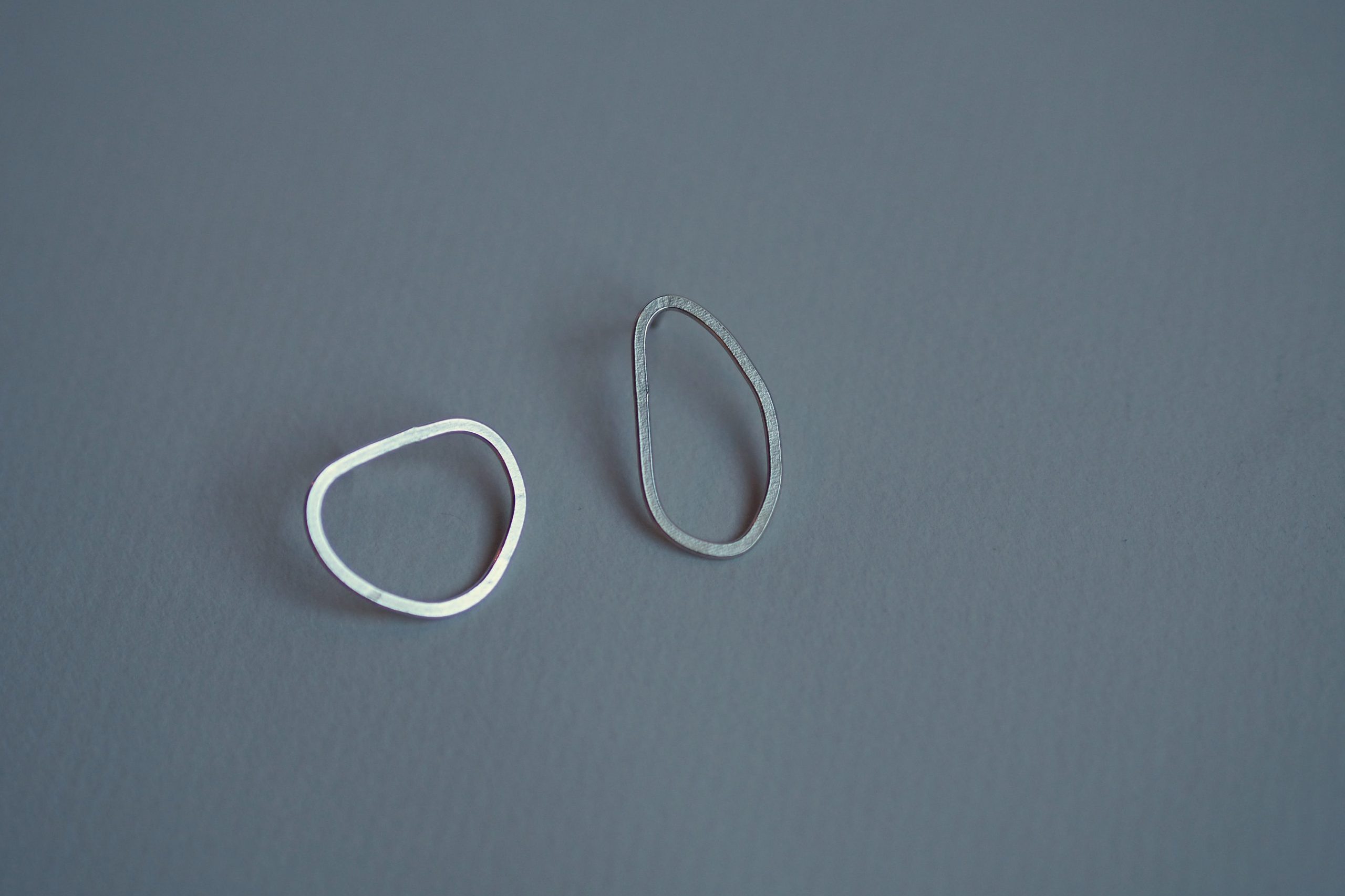 Pendientes de plata desiguales círculo