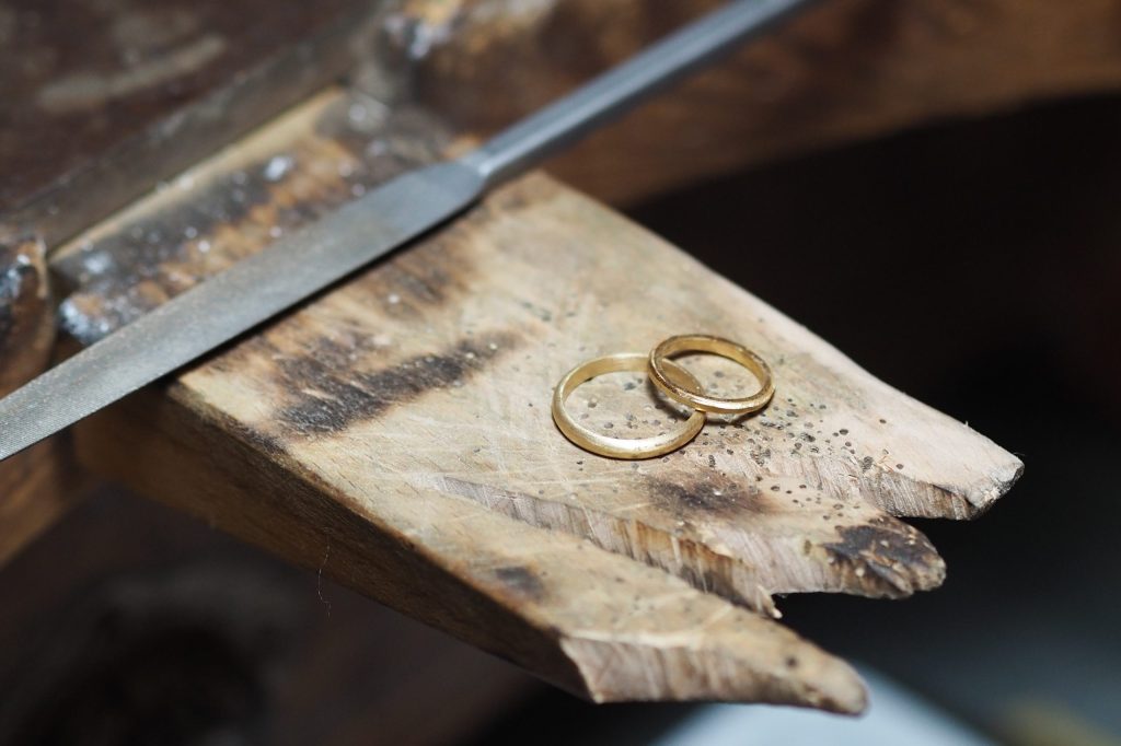 Taller d'aliances de boda al Pallars Jussà