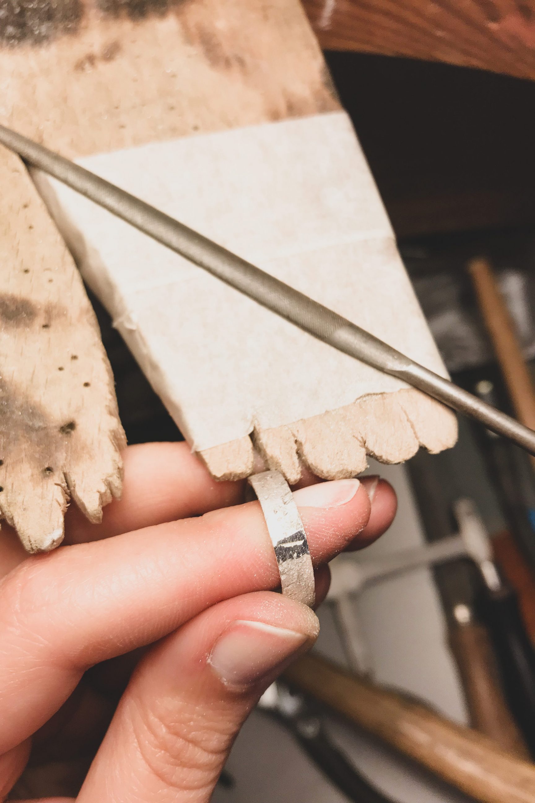 Limado de un anillo de plata artesanal